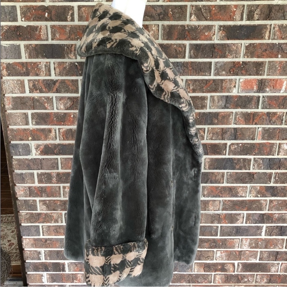 Amazing Sheared Beaver Fur coat - Value $9,000 - Picture 5 of 9
